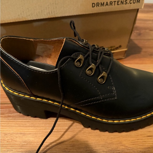Dr. Martens Womens black shoes Leona Lo Leather New in Box - Picture 8 of 8